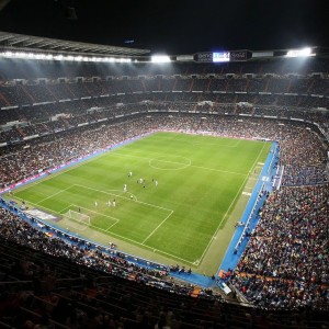 开云入口-迷人的欧冠文化，全球球迷共襄盛举，欧冠球迷冲进球场