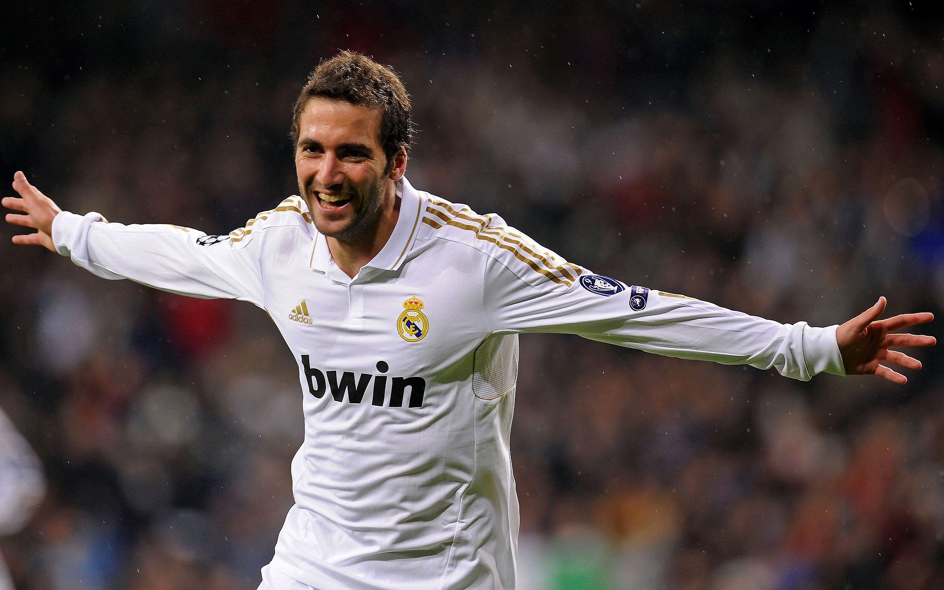 【转会动态】球队引援引发粉丝热议，球队转会费